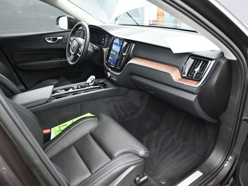Certified 2023 Volvo XC60 B5 Ultimate w/ Protection Package Premier image 40
