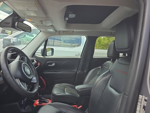 Used 2017 Jeep Renegade Trailhawk w/ Premium Trailhawk Package image 2