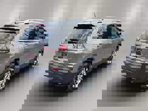Used 2019 Jeep Cherokee Latitude w/ Cold Weather Group image 5