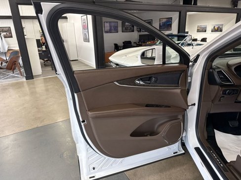 Used 2017 Lincoln MKX Reserve w/ Driver Assistance Package image 23