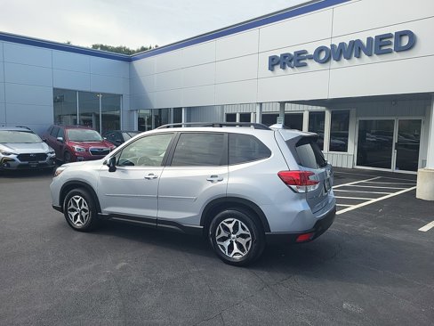 Used 2021 Subaru Forester Premium image 3