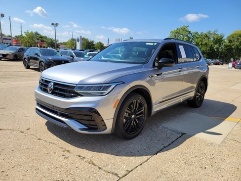 Used 2022 Volkswagen Tiguan SE R-Line image 3