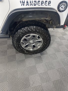 Used 2017 Jeep Wrangler Unlimited Rubicon w/ Connectivity Group image 14