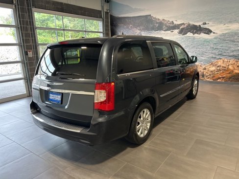 Used 2014 Chrysler Town & Country Touring image 34