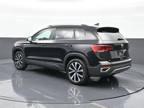 Used 2023 Volkswagen Taos SE w/ Panoramic Sunroof Package image 3