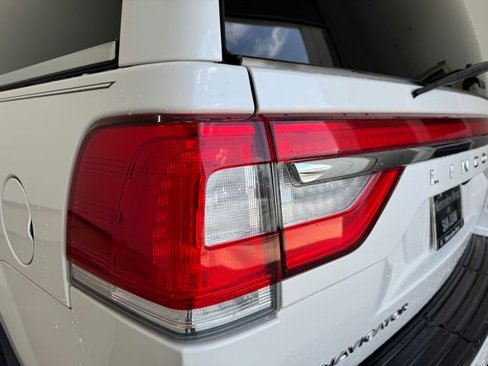 Used 2016 Lincoln Navigator Reserve image 32