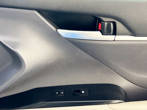 Used 2018 Toyota Camry SE image 32