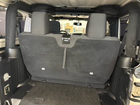 Used 2016 Jeep Wrangler Rubicon w/ Power Convenience Group image 32