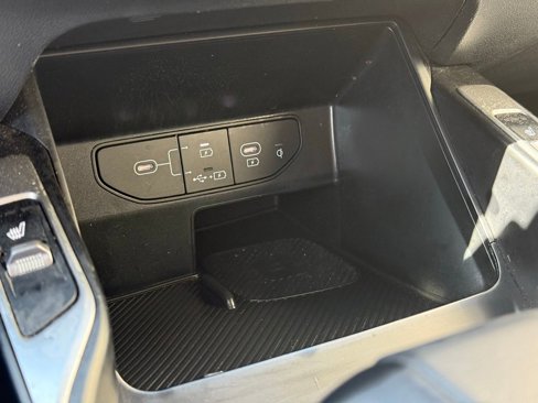 Used 2024 Kia Sorento S image 16