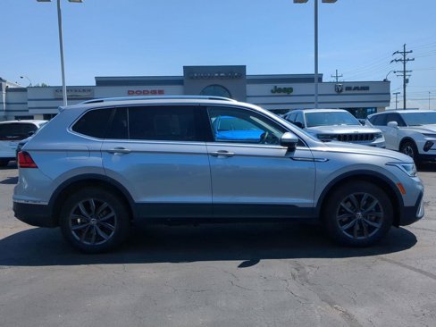 Used 2022 Volkswagen Tiguan SE w/ Panoramic Sunroof Package image 7