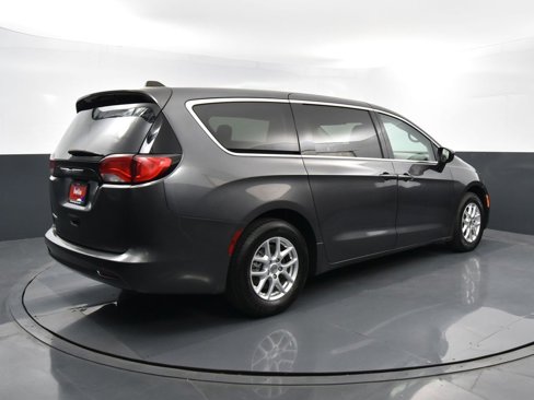 Used 2022 Chrysler Voyager LX image 28