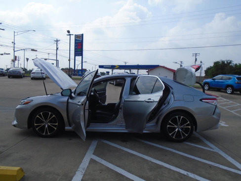 Used 2020 Toyota Camry SE image 25