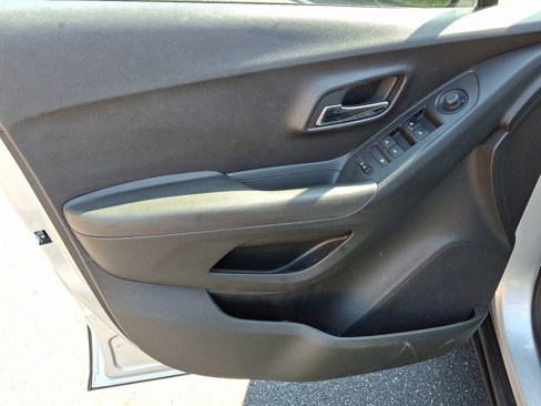 Used 2020 Chevrolet Trax LS w/ Tint and Cruise Package image 9