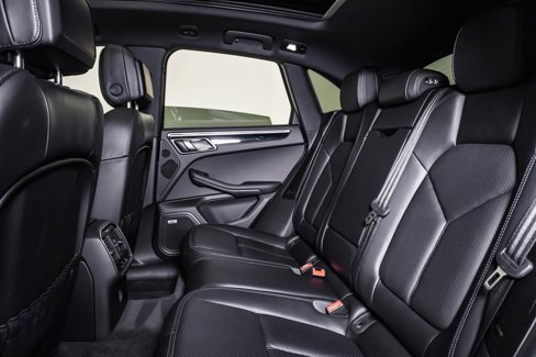 Certified 2018 Porsche Macan image 17