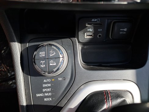 Used 2017 Jeep Cherokee Trailhawk image 24