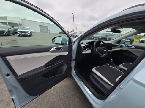 New 2025 Volkswagen Taos SE image 21