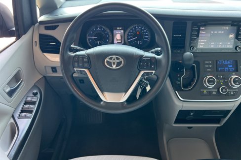 Used 2018 Toyota Sienna LE image 16
