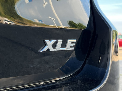 Used 2017 Toyota Highlander XLE image 15