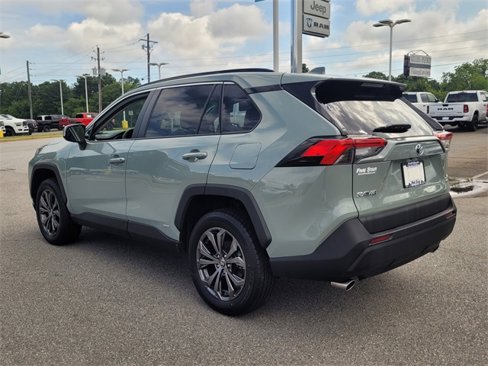 Used 2022 Toyota RAV4 XLE Premium image 9