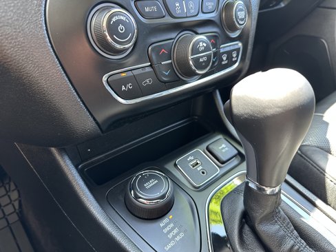 Used 2019 Jeep Cherokee Limited w/ Luxury Group image 28