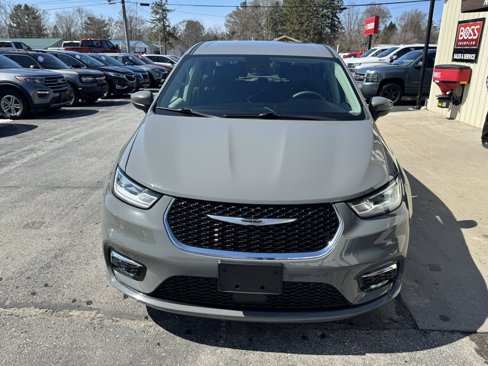 Used 2023 Chrysler Pacifica Touring-L image 8