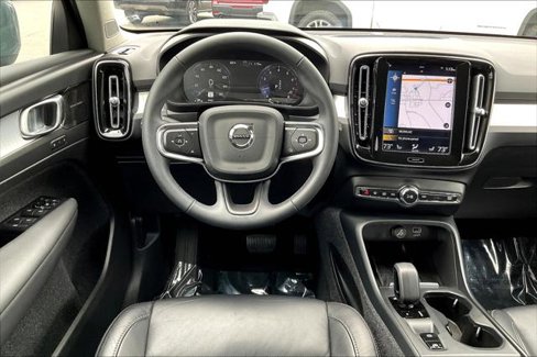 Used 2022 Volvo XC40 T5 Momentum image 8
