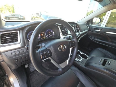 Used 2018 Toyota Highlander XLE image 12