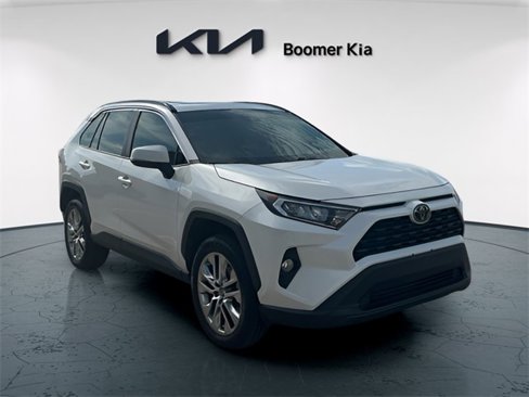 Used 2021 Toyota RAV4 XLE Premium image 3