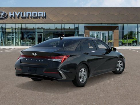 New 2025 Hyundai Elantra SE image 4
