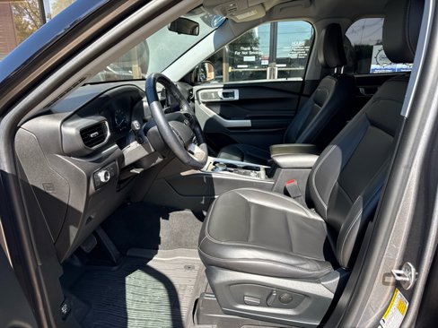 Used 2022 Ford Explorer XLT w/ Equipment Group 202A image 6