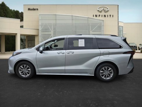 Used 2023 Toyota Sienna XLE image 6