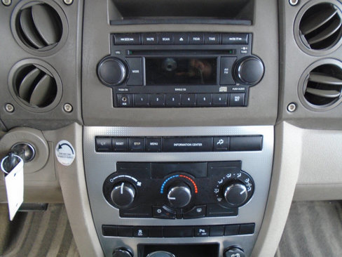 Used 2007 Jeep Commander Sport image 16