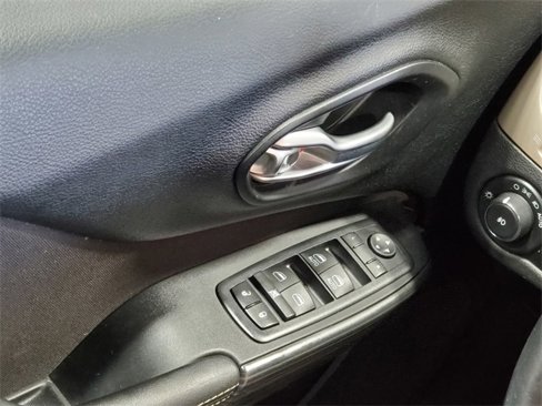 Used 2017 Jeep Cherokee Latitude w/ Cold Weather Group image 22