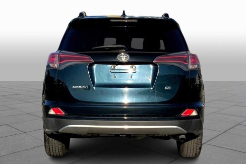 Used 2018 Toyota RAV4 SE image 4