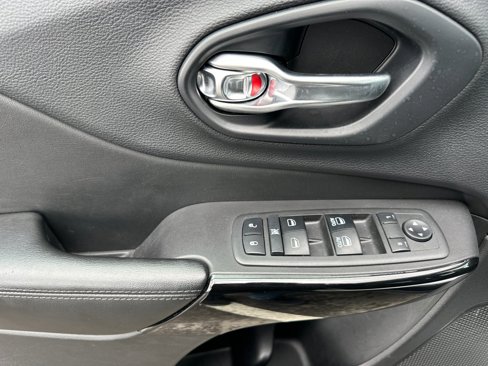 Used 2019 Jeep Cherokee Latitude Plus image 11
