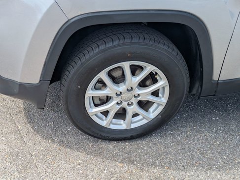 Used 2016 Jeep Cherokee Sport image 13