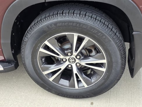 Used 2017 Toyota Highlander LE image 10