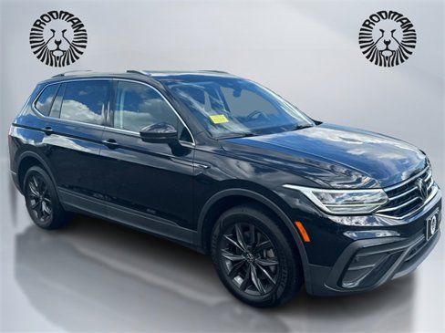 Used 2022 Volkswagen Tiguan SE w/ Panoramic Sunroof Package image 3