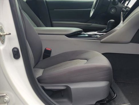Used 2020 Toyota Camry LE image 19