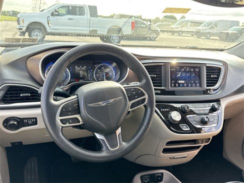 Used 2020 Chrysler Voyager Lxi image 10