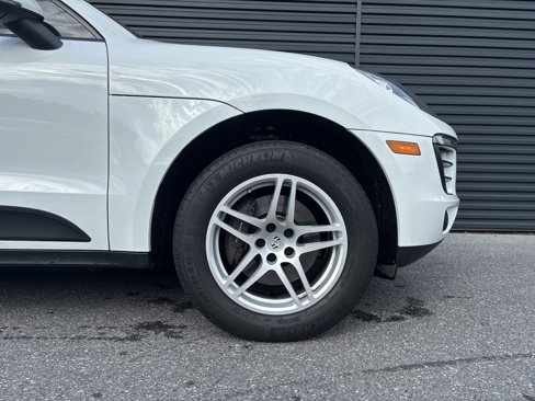 Certified 2018 Porsche Macan image 9