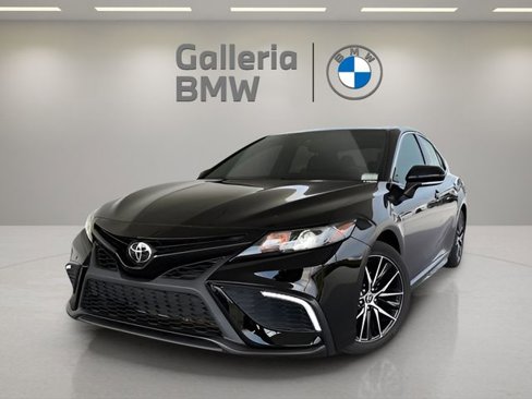 Used 2022 Toyota Camry SE image 1