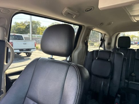 Used 2014 Chrysler Town & Country Touring image 35