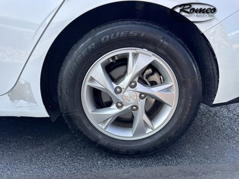 Used 2021 Hyundai Elantra SE image 32