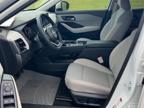 Used 2023 Nissan Rogue SV image 10