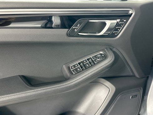 Certified 2024 Porsche Macan image 32