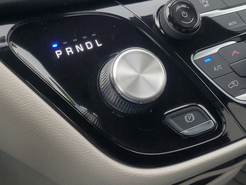 Used 2019 Chrysler Pacifica Touring-L image 28