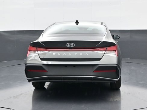 New 2025 Hyundai Elantra SE image 6