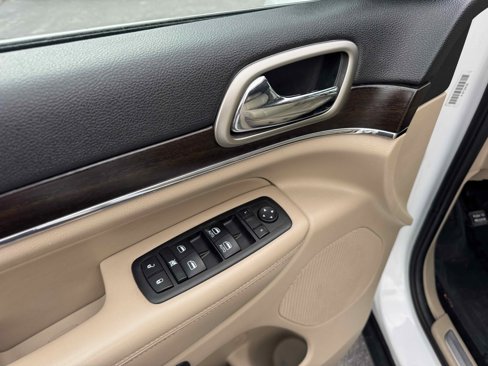 Used 2014 Jeep Grand Cherokee Limited image 18