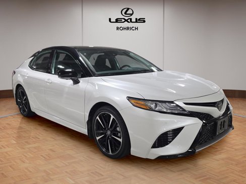 Used 2019 Toyota Camry XSE image 3
